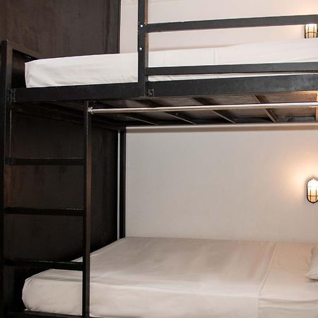Mad Monkey Hostel Phnom Penh Exterior photo