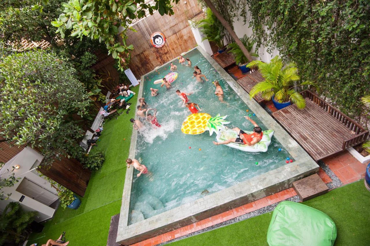 Mad Monkey Hostel Phnom Penh Exterior photo