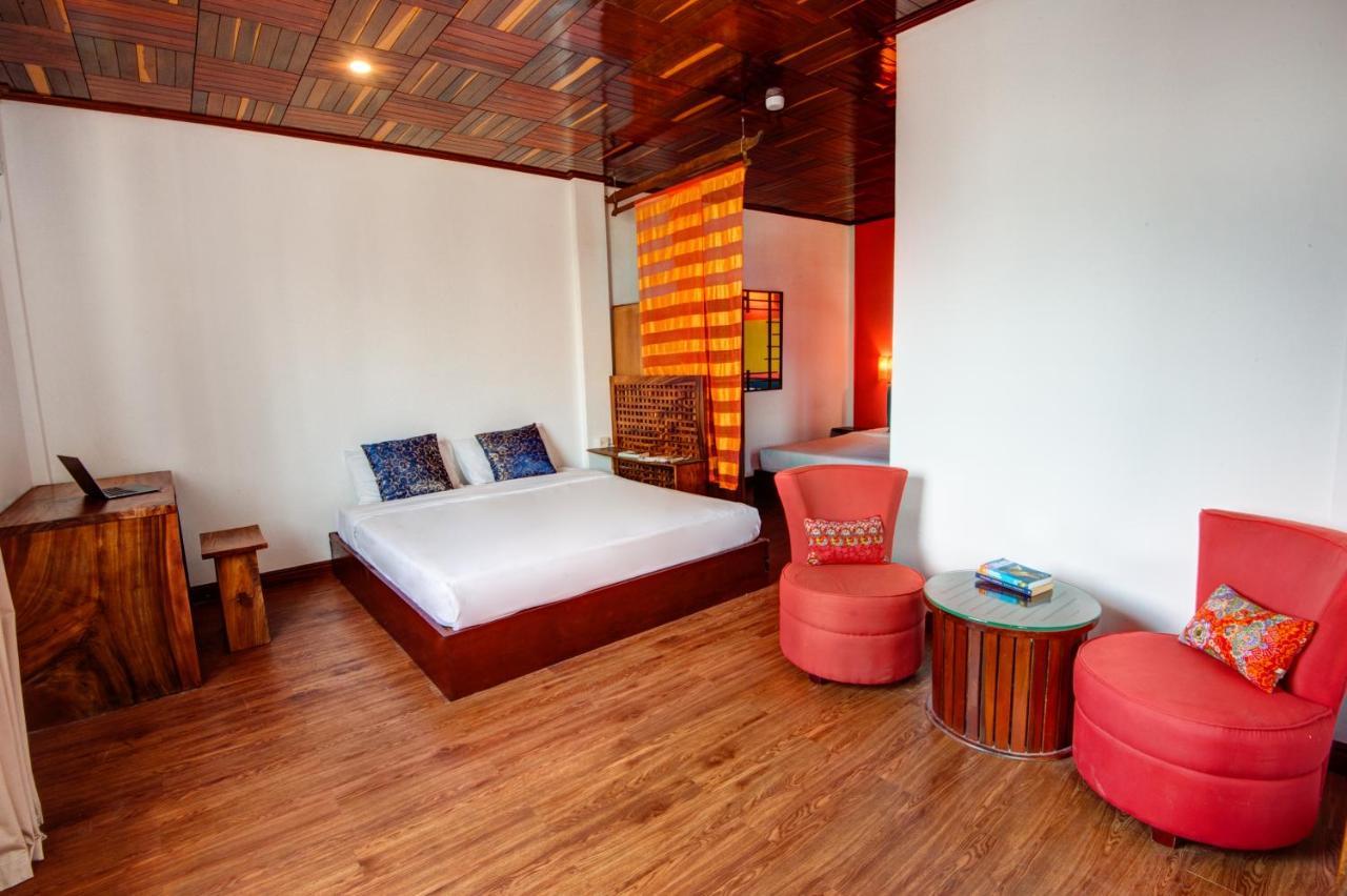Mad Monkey Hostel Phnom Penh Exterior photo