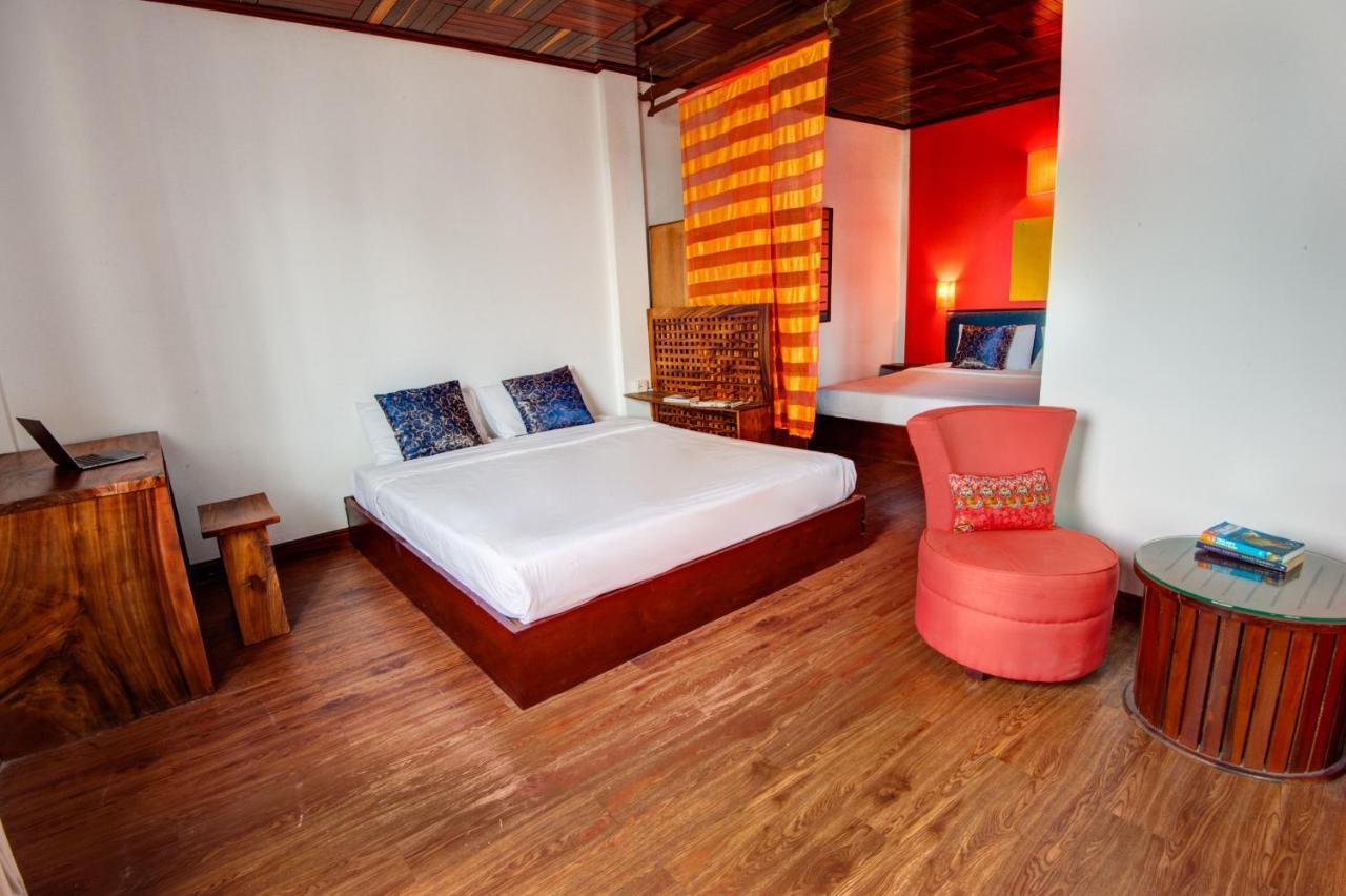 Mad Monkey Hostel Phnom Penh Exterior photo