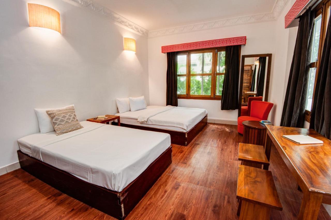 Mad Monkey Hostel Phnom Penh Exterior photo
