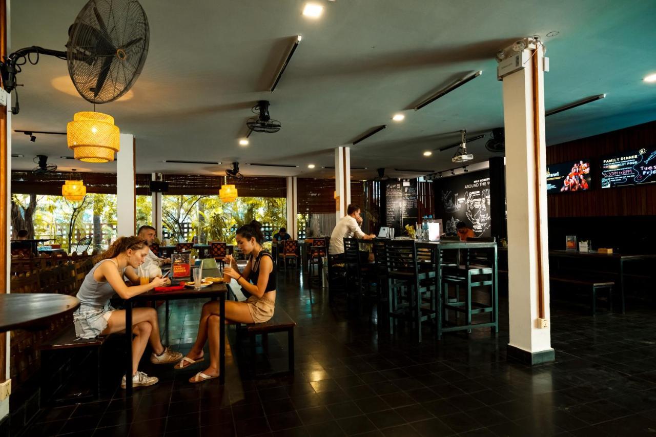 Mad Monkey Hostel Phnom Penh Exterior photo