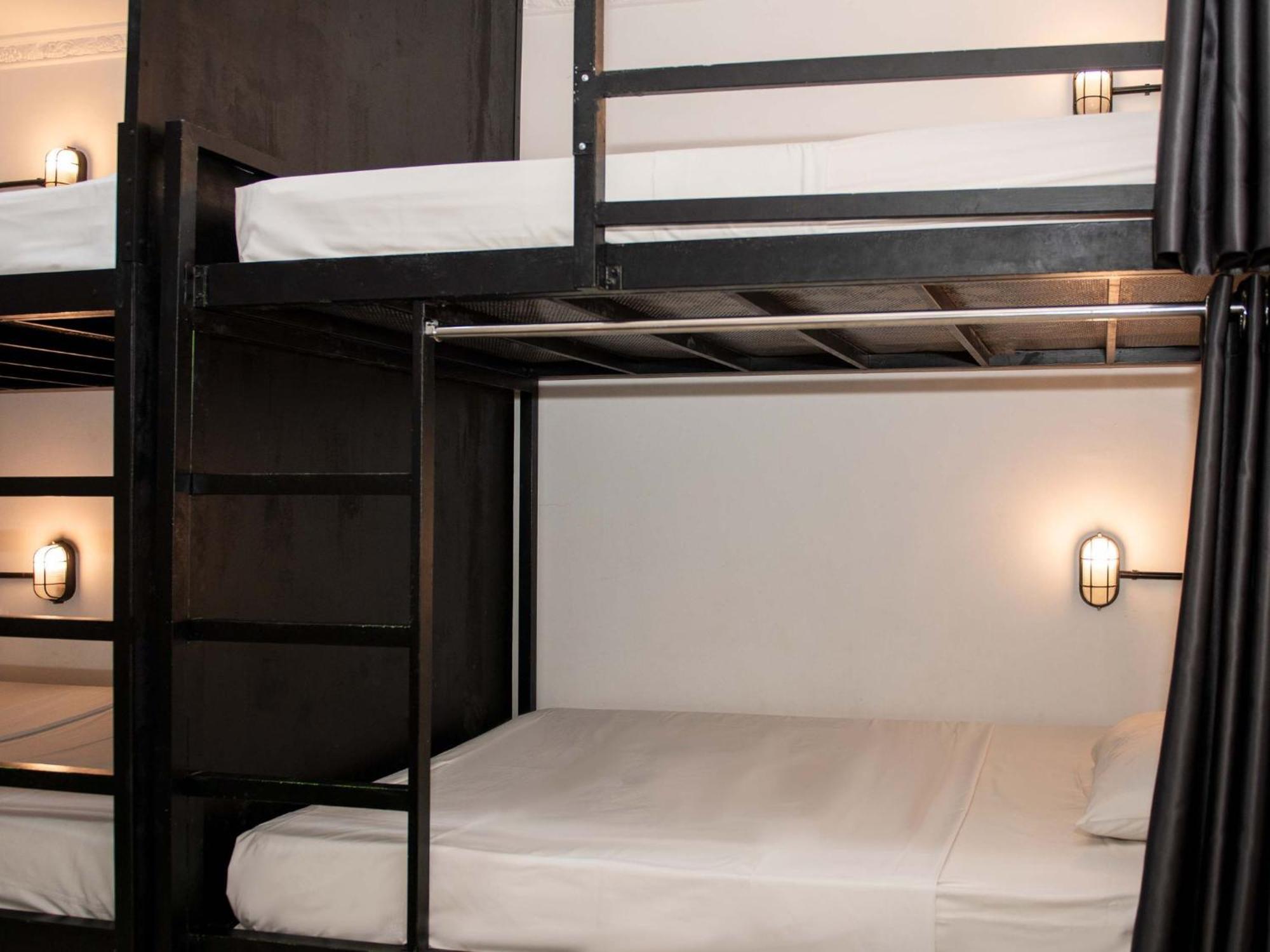 Mad Monkey Hostel Phnom Penh Exterior photo