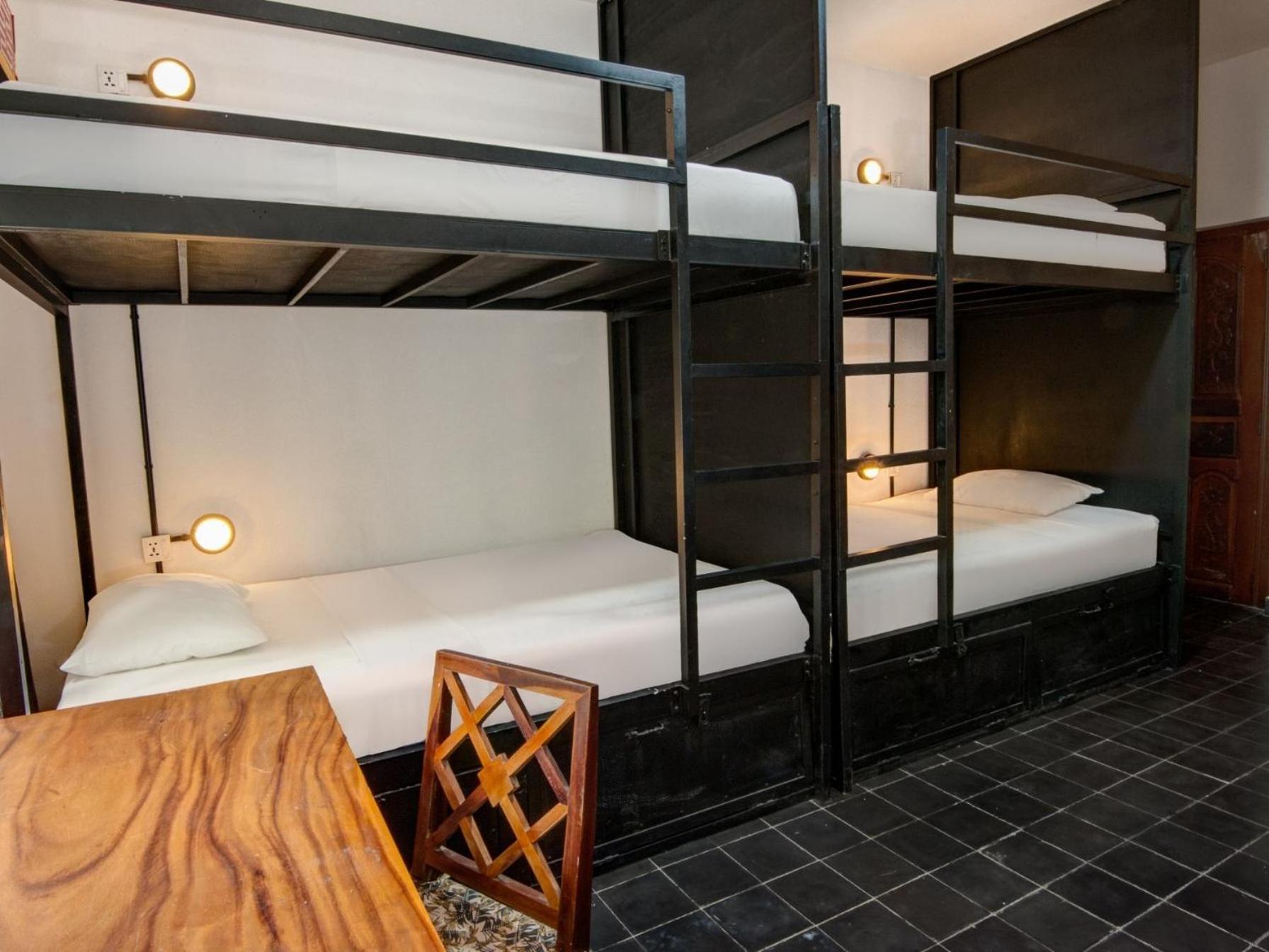 Mad Monkey Hostel Phnom Penh Exterior photo
