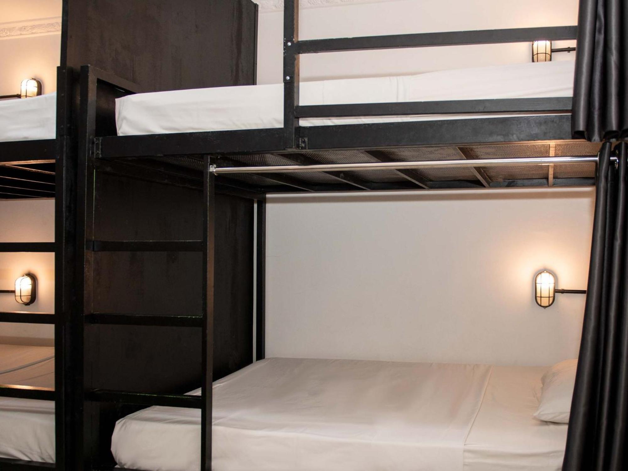 Mad Monkey Hostel Phnom Penh Exterior photo