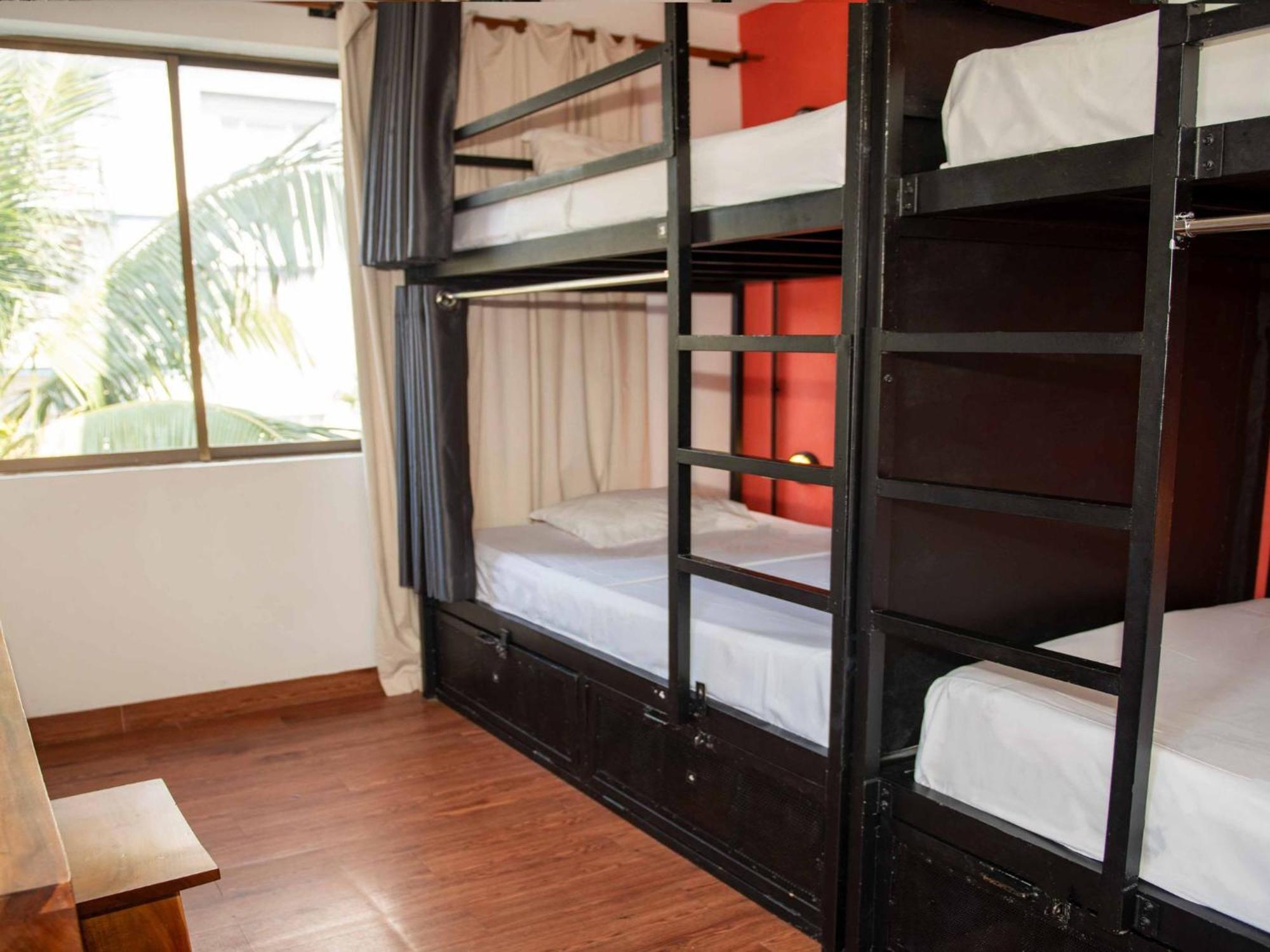 Mad Monkey Hostel Phnom Penh Exterior photo