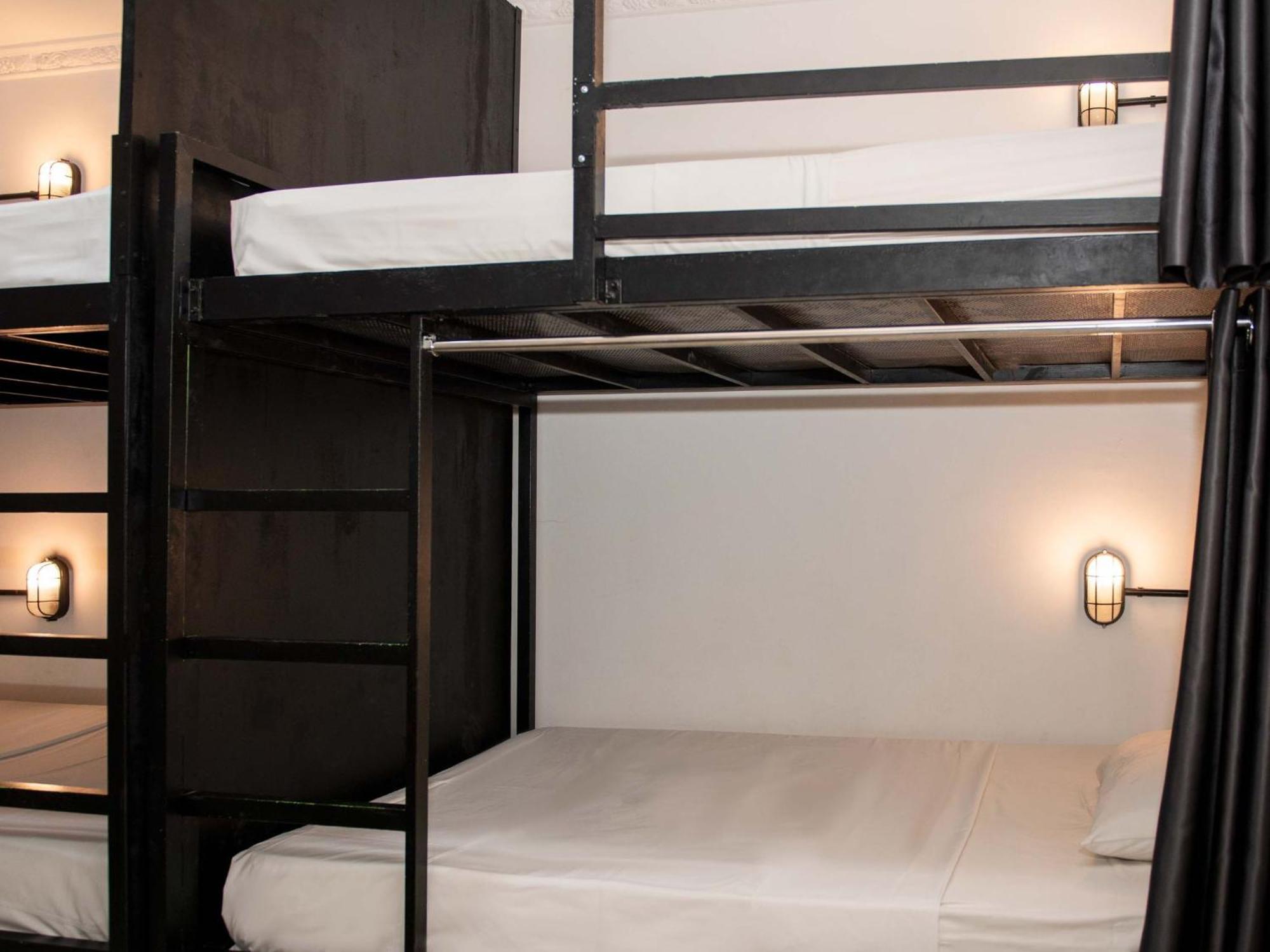 Mad Monkey Hostel Phnom Penh Exterior photo