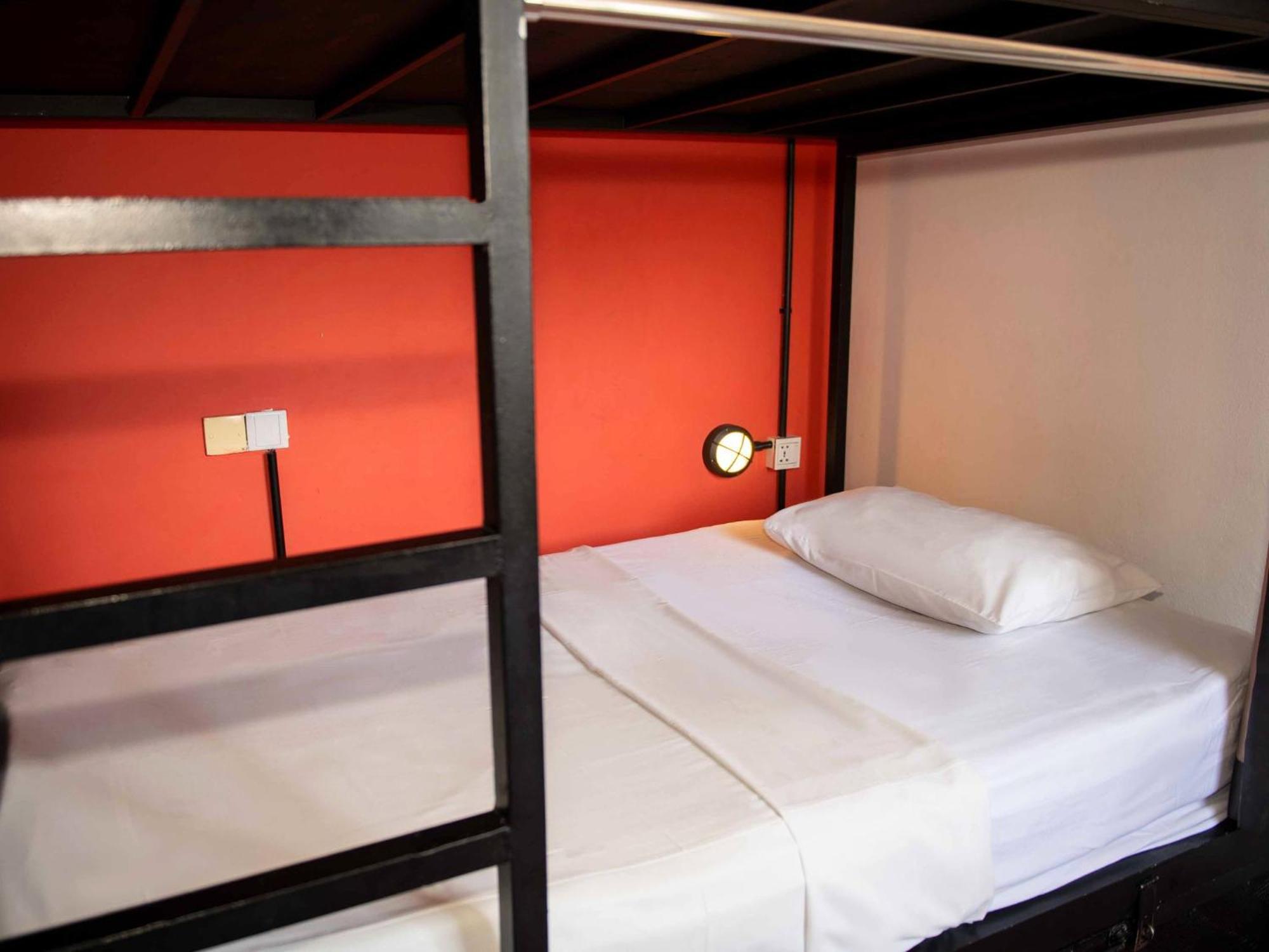 Mad Monkey Hostel Phnom Penh Exterior photo