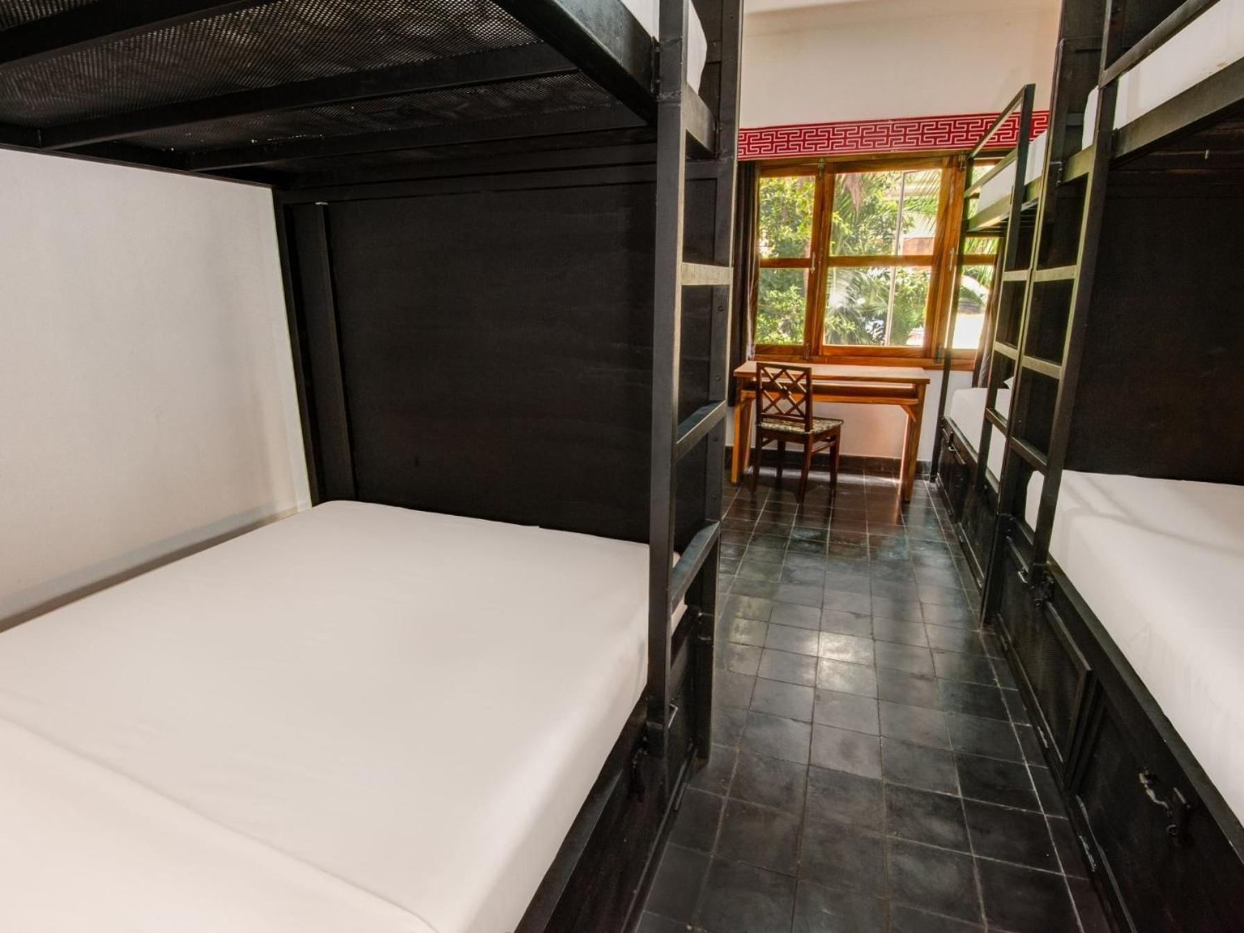 Mad Monkey Hostel Phnom Penh Exterior photo
