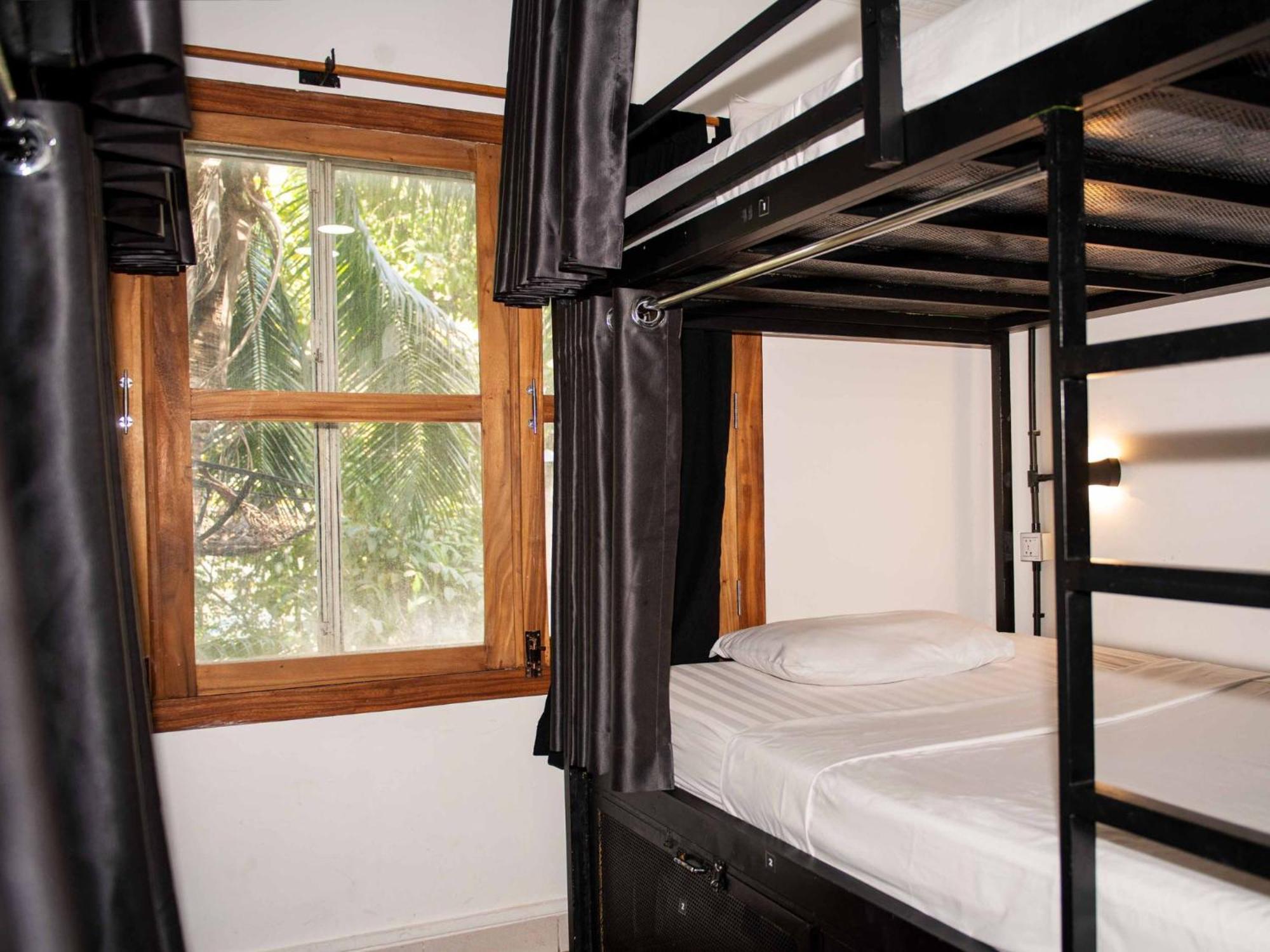 Mad Monkey Hostel Phnom Penh Exterior photo