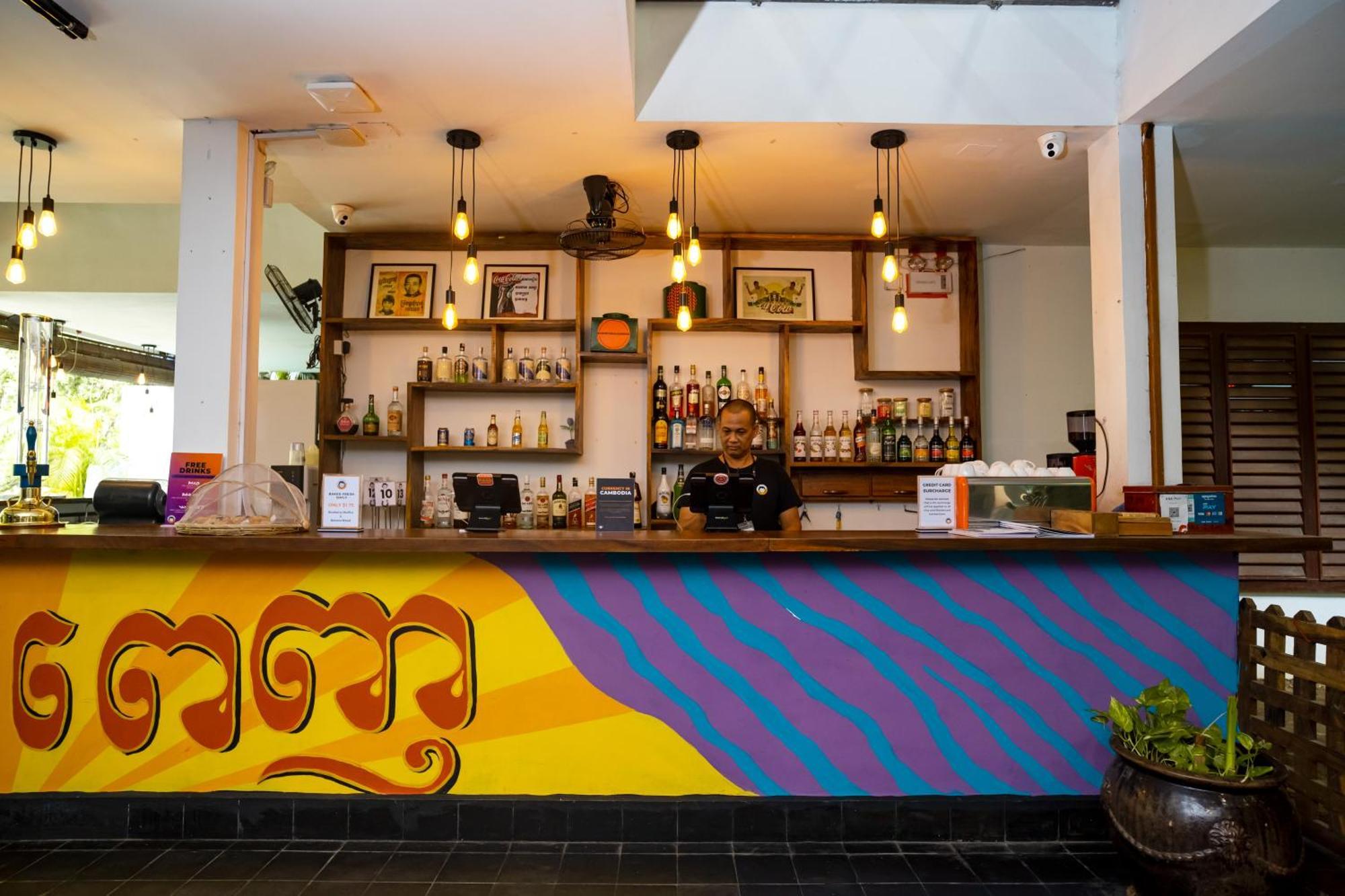 Mad Monkey Hostel Phnom Penh Exterior photo
