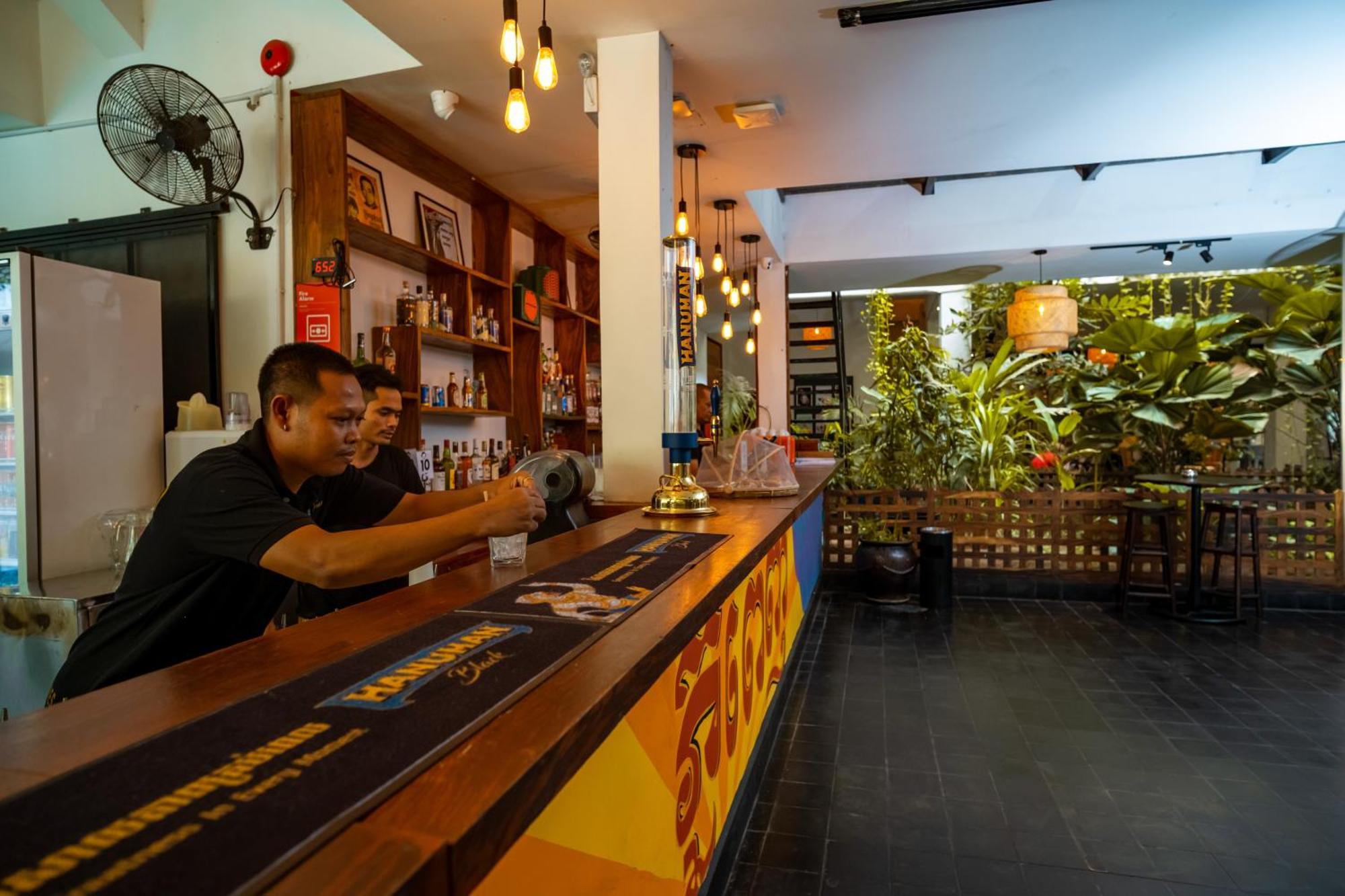 Mad Monkey Hostel Phnom Penh Exterior photo