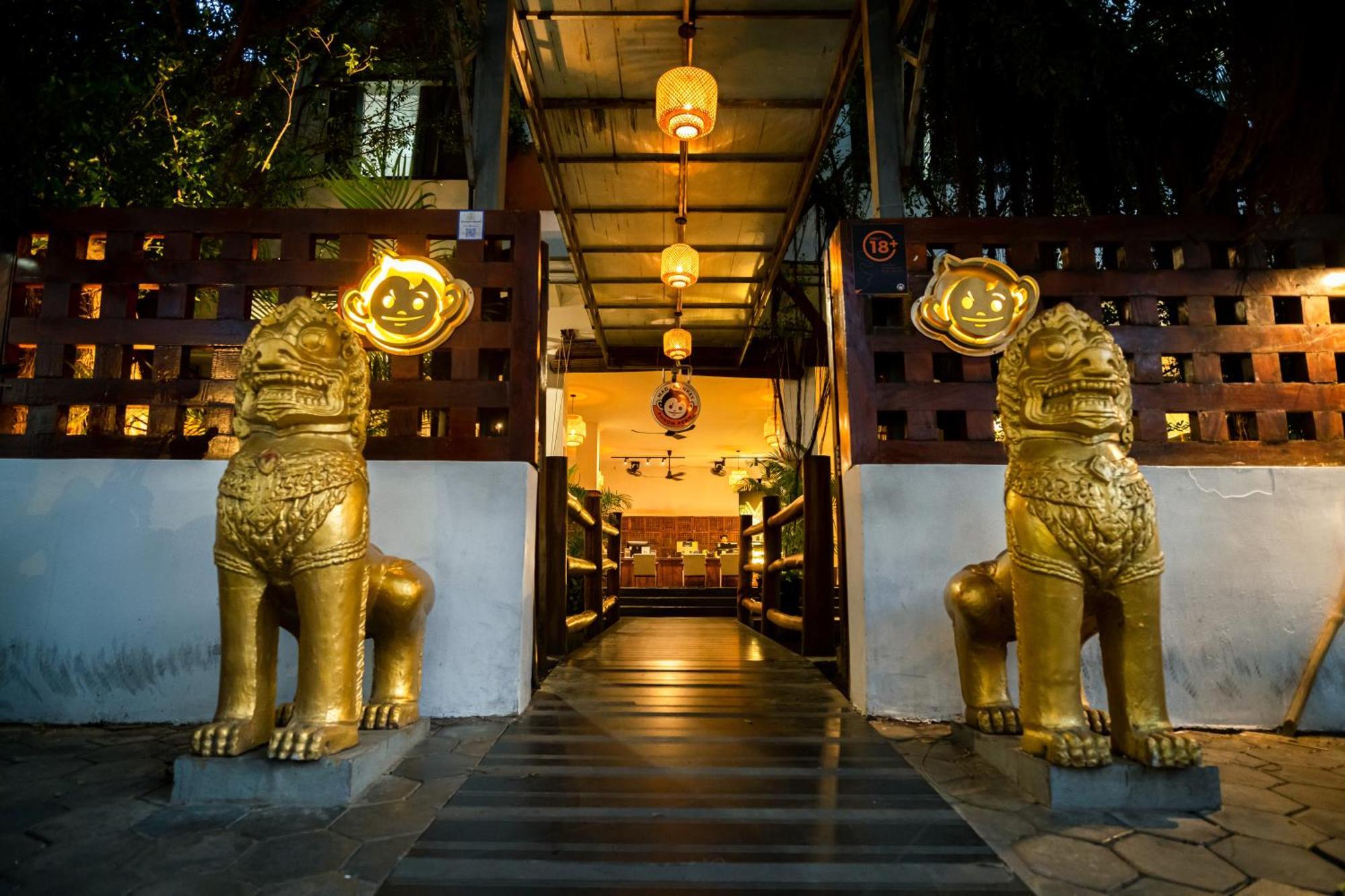 Mad Monkey Hostel Phnom Penh Exterior photo