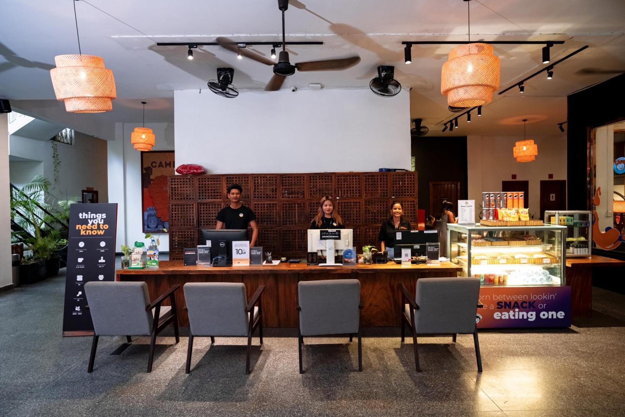 Mad Monkey Hostel Phnom Penh Exterior photo