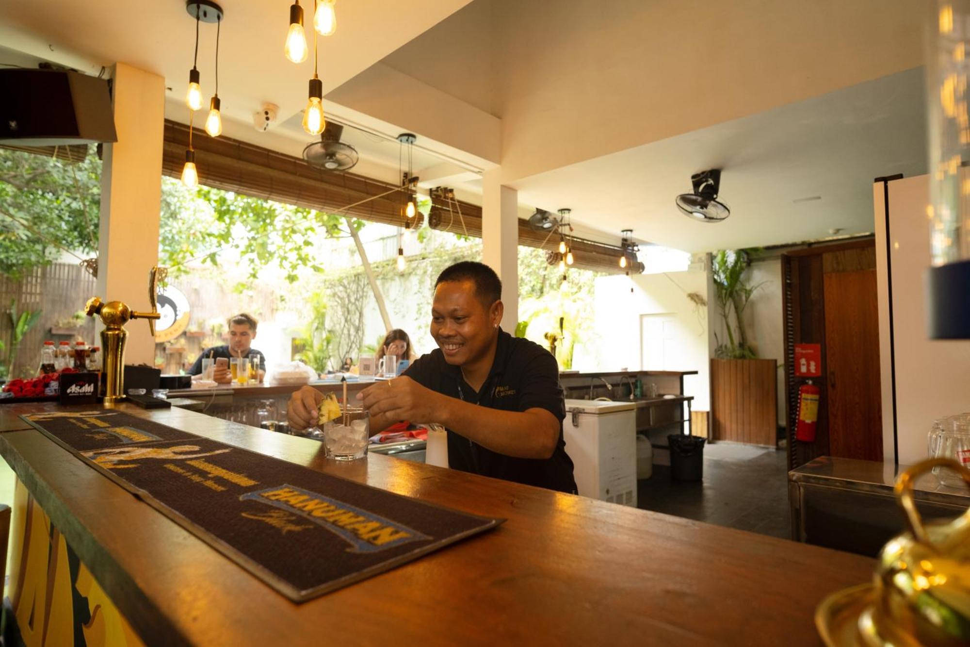 Mad Monkey Hostel Phnom Penh Exterior photo