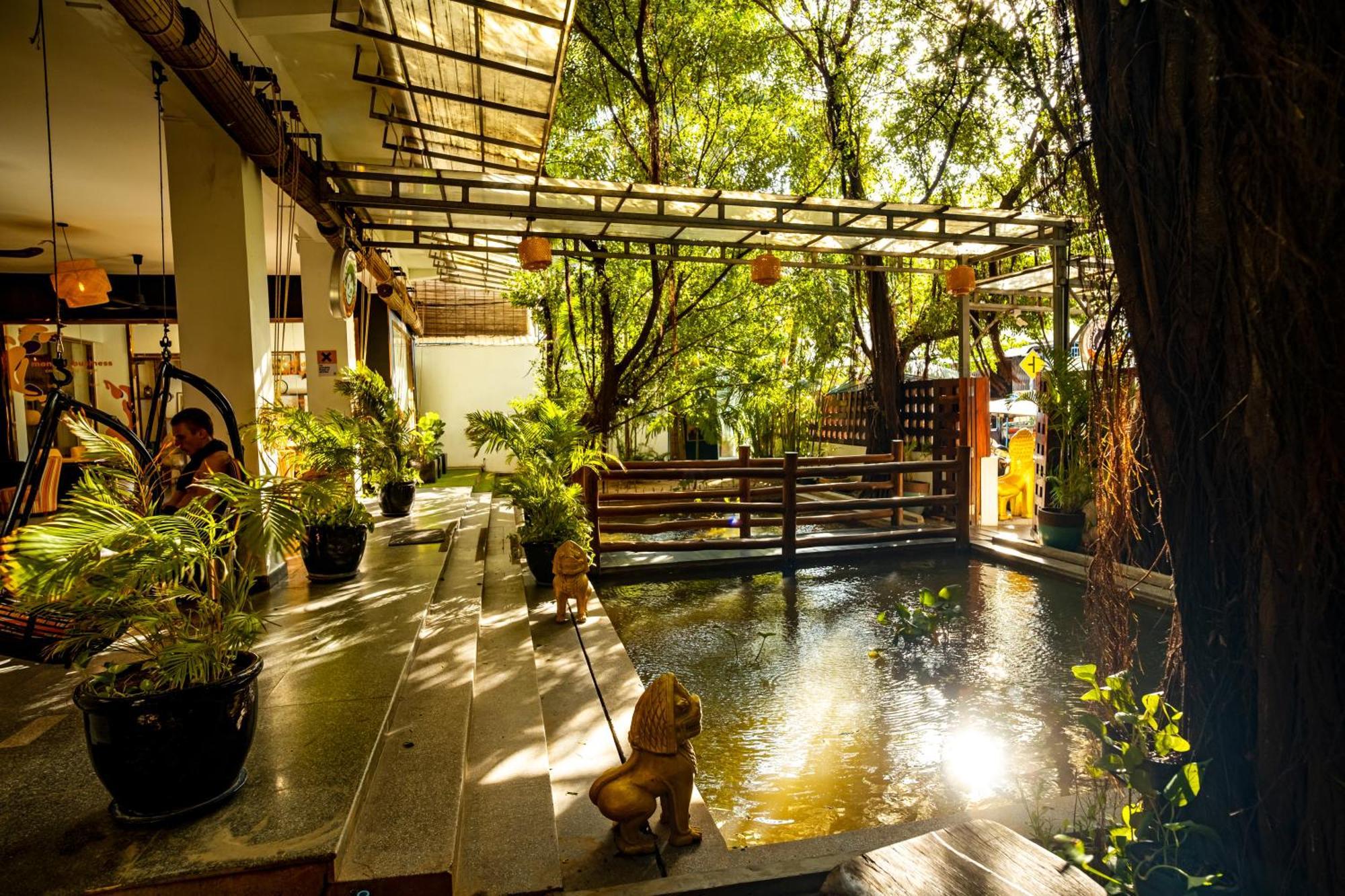 Mad Monkey Hostel Phnom Penh Exterior photo