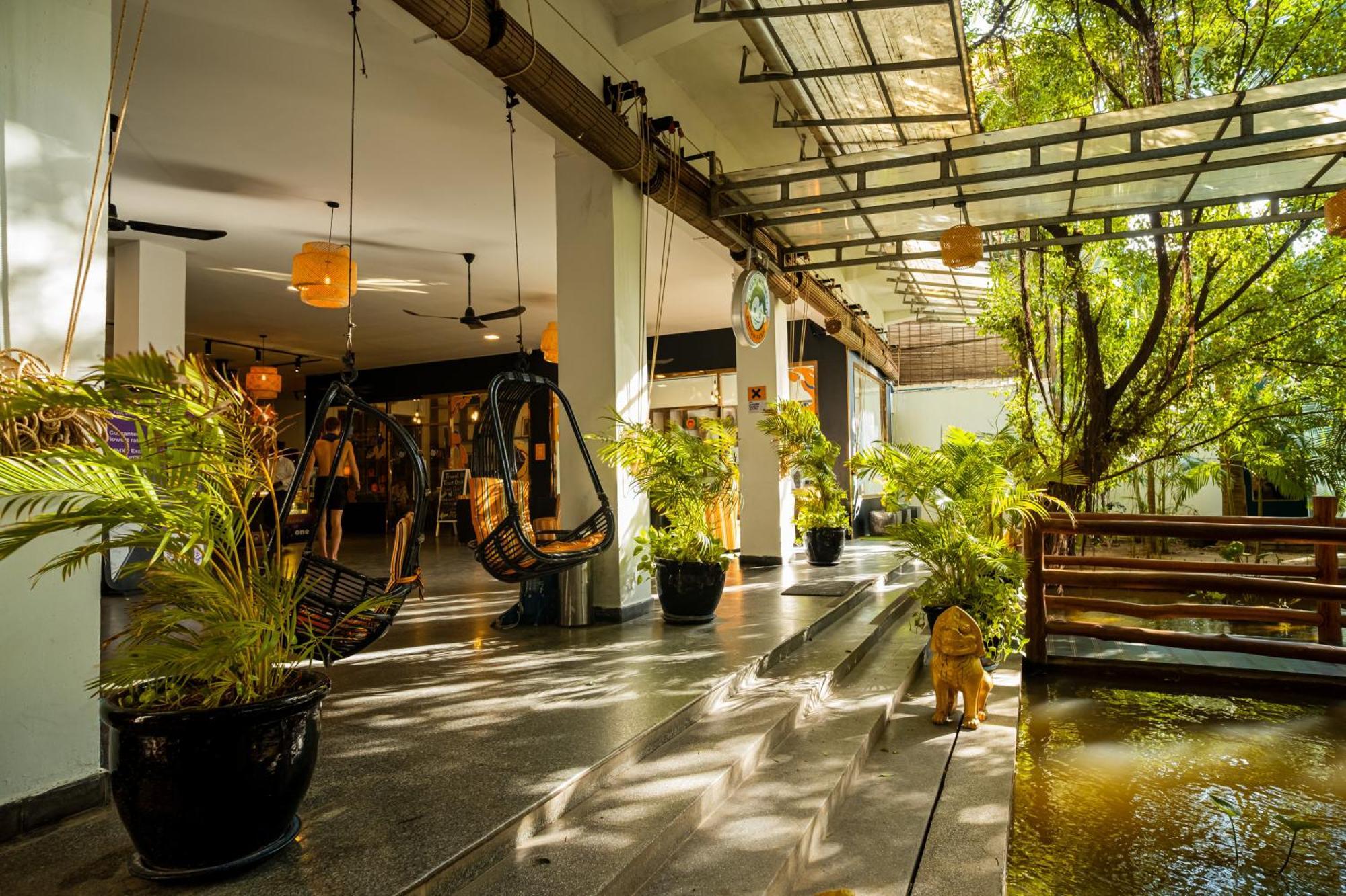 Mad Monkey Hostel Phnom Penh Exterior photo